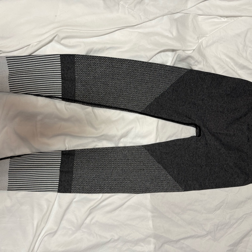 Women’s Gap GAPFit Gray Black Leggings Size Medium Never Worn - Picture 5 of 5